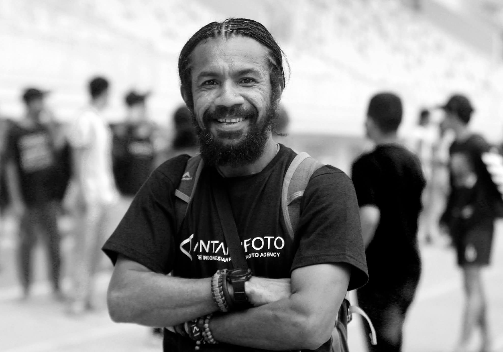 Gusti Tanati, Fotografer Dokumenter Papua, sedang bertugas di lapangan